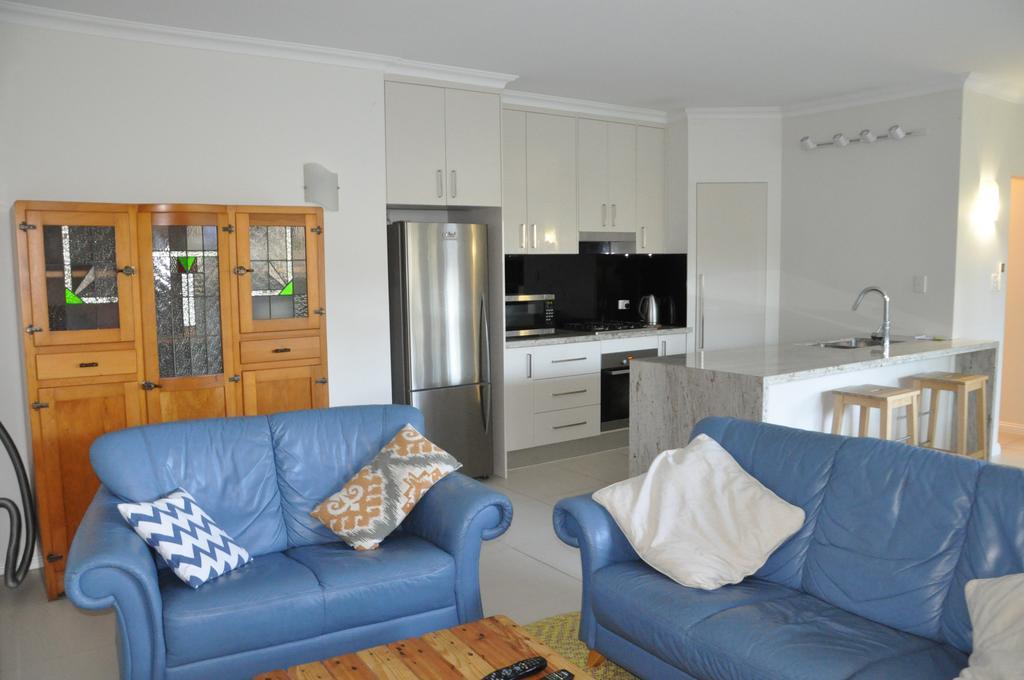 Modern 3 Bedroom Apartment In Traditional Queenslander , Patio, Leafy Yard, Pool Brisbane Esterno foto
